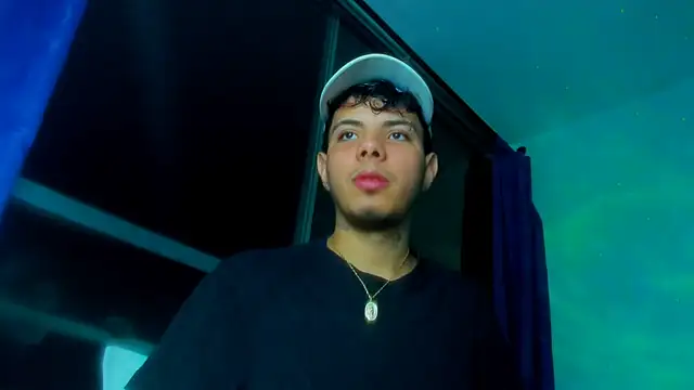 Snapshot of Alessandro_1610 chatting on October 17, 4:26 am Alessandro 1610 online show from October 17, 4:26 am