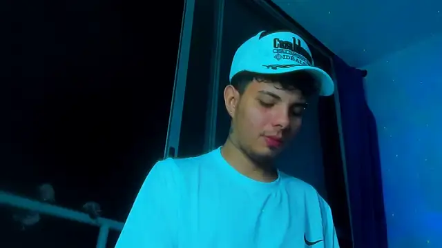 Snapshot of Alessandro_1610 chatting on October 20, 4:02 am Alessandro 1610 online show from October 20, 4:02 am