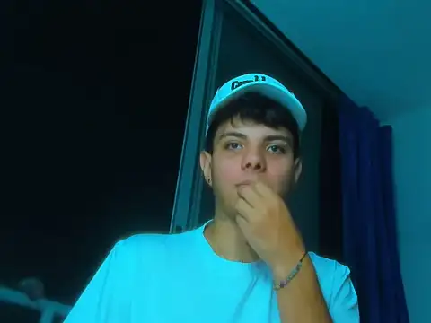 Snapshot of Alessandro_1610 chatting on October 22, 4:35 am Alessandro 1610 online show from October 22, 4:35 am