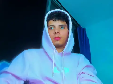 Snapshot of Alessandro_1610 chatting on October 25, 5:15 am Alessandro 1610 online show from October 25, 5:15 am