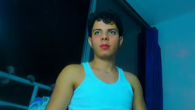 Snapshot of Alessandro_1610 chatting on October 31, 4:13 am Alessandro 1610 online show from October 31, 4:13 am