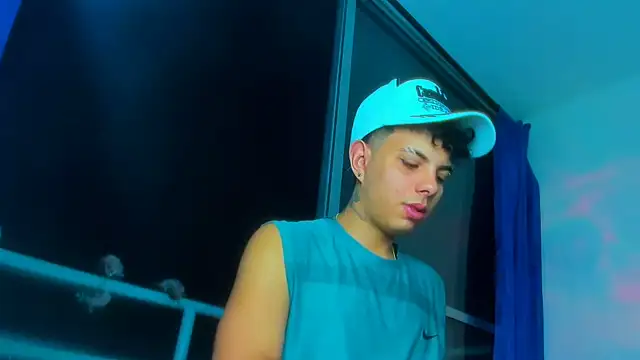 Snapshot of Alessandro_1610 chatting on November 3, 4:25 am Alessandro 1610 online show from November 3, 4:25 am