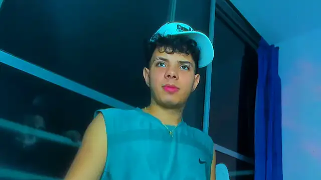 Snapshot of Alessandro_1610 chatting on November 4, 4:33 am Alessandro 1610 online show from November 4, 4:33 am