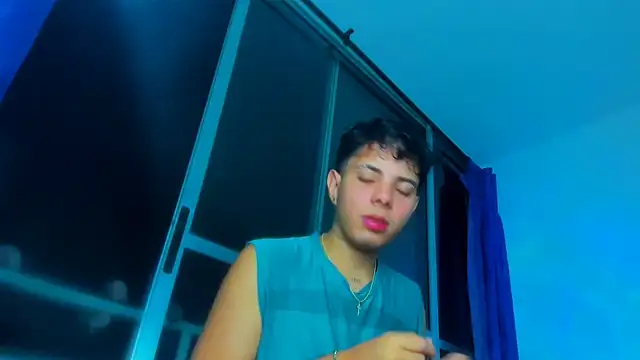 Snapshot of Alessandro_1610 chatting on November 5, 5:07 am Alessandro 1610 online show from November 5, 5:07 am