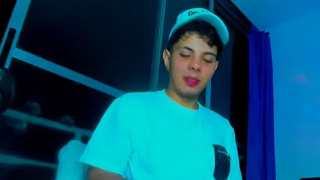 Snapshot of Alessandro_1610 chatting on November 7, 3:39 am Alessandro 1610 online show from November 7, 3:39 am