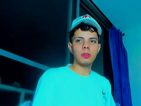 Snapshot of Alessandro_1610 chatting on November 14, 5:17 am Alessandro 1610 online show from November 14, 5:17 am