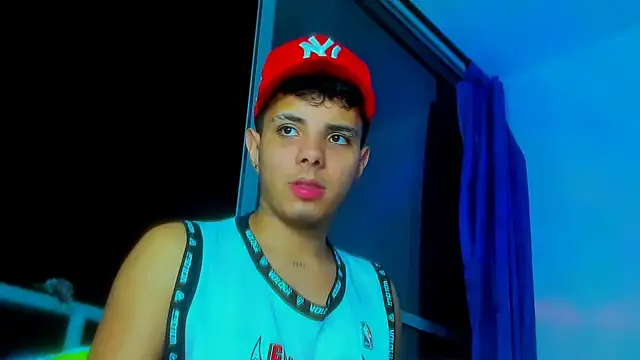 Snapshot of Alessandro_1610 chatting on November 28, 5:32 am Alessandro 1610 online show from November 28, 5:32 am