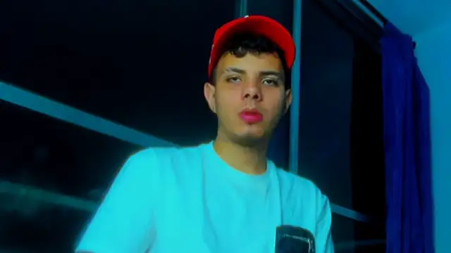 Snapshot of Alessandro_1610 chatting on November 30, 5:11 am Alessandro 1610 online show from November 30, 5:11 am