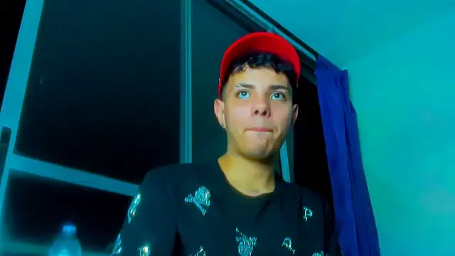 Snapshot of Alessandro_1610 chatting on December 5, 6:22 am Alessandro 1610 online show from December 5, 6:22 am