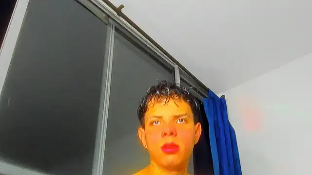 Snapshot of Alessandro_1610 chatting on December 15, 7:34 am Alessandro 1610 online show from December 15, 7:34 am