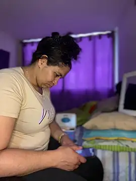 Snapshot of Carola-Ross chatting on June 2, 5:59 pm Carola-Ross online show from June 2, 5:59 pm