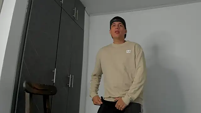 Snapshot of hugosan12 chatting on March 6, 10:26 pm hugosan12 online show from March 6, 10:26 pm