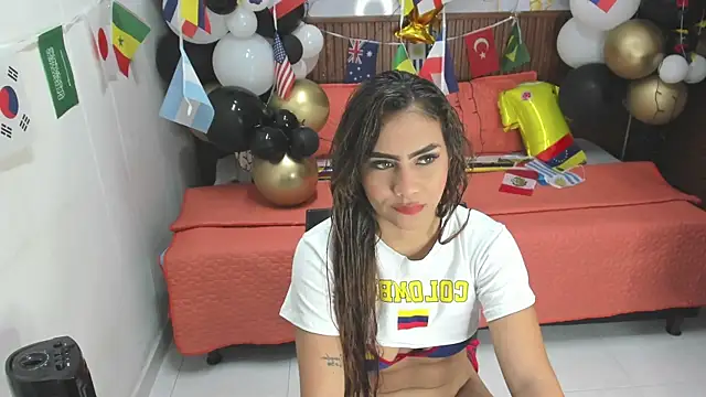 Snapshot of Holly_22 chatting on June 17, 11:01 am Holly 22 online show from June 17, 11:01 am