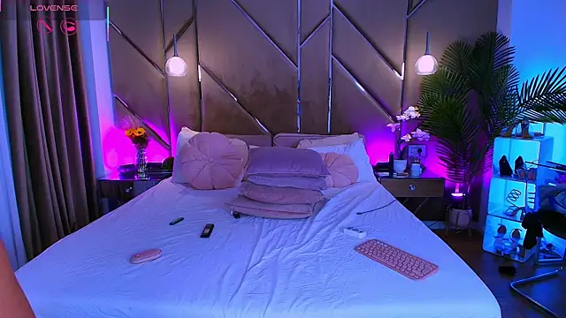 Snapshot of Lellie__ chatting on February 25, 6:06 pm Lellie online show from February 25, 6:06 pm