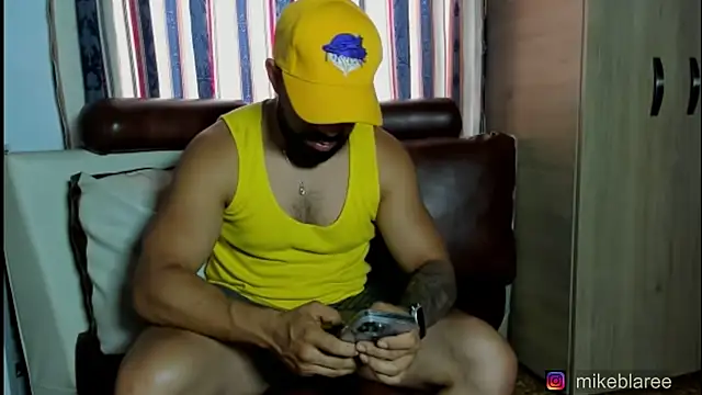 Snapshot of mikeblaree chatting on May 2, 8:47 pm mikeblaree online show from May 2, 8:47 pm