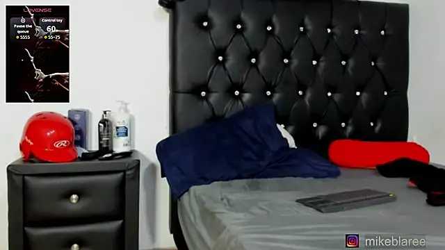 Snapshot of mikeblaree chatting on June 11, 12:32 am mikeblaree online show from June 11, 12:32 am