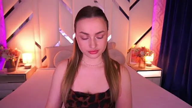 LindsieGreyy online show from April 5, 6:43 am