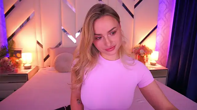LindsieGreyy online show from April 28, 6:18 am