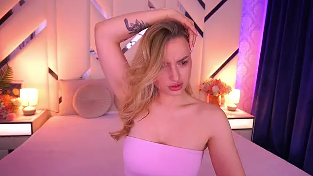 LindsieGreyy online show from April 30, 12:44 pm