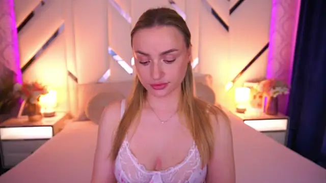 Snapshot of LindsieGreyy chatting on May 21, 1:18 pm LindsieGreyy online show from May 21, 1:18 pm