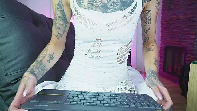 Snapshot of miss___angel chatting on June 25, 11:04 am miss angel online show from June 25, 11:04 am