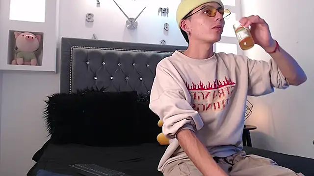 Snapshot of MaikyCooper chatting on March 5, 4:34 am MaikyCooper online show from March 5, 4:34 am