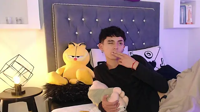 Snapshot of MaikyCooper chatting on March 19, 7:29 am MaikyCooper online show from March 19, 7:29 am