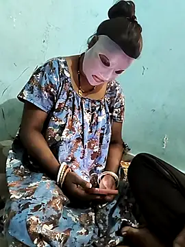 Snapshot of CuteRani001 chatting on February 24, 10:37 am CuteRani001 online show from February 24, 10:37 am