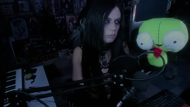 Snapshot of rotten_dreams chatting on February 19, 4:44 pm rotten dreams online show from February 19, 4:44 pm