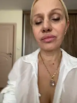 Snapshot of DeboraXporn chatting on May 8, 6:52 am DeboraXporn online show from May 8, 6:52 am