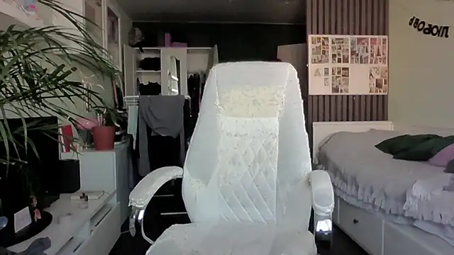 Snapshot of MollyBer chatting on February 18, 12:01 pm MollyBer online show from February 18, 12:01 pm