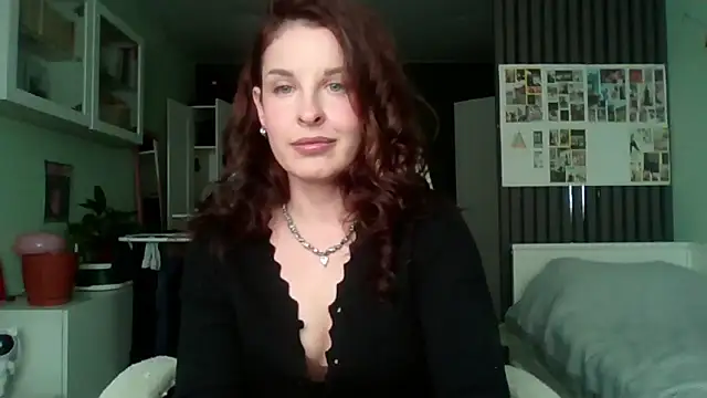 MollyBer online show from June 15, 3:14 pm