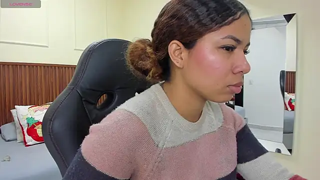 MELINAMARTINS online show from December 3, 7:23 pm