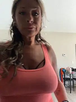 Snapshot of bossyroxy84 chatting on July 19, 3:05 pm bossyroxy84 online show from July 19, 3:05 pm