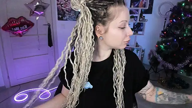 Snapshot of HoneySallyMoore chatting on January 8, 2:58 am HoneySallyMoore online show from January 8, 2:58 am