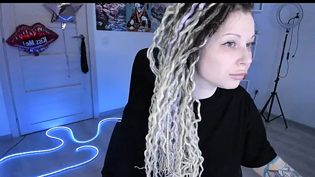 Snapshot of HoneySallyMoore chatting on February 5, 11:15 am HoneySallyMoore online show from February 5, 11:15 am