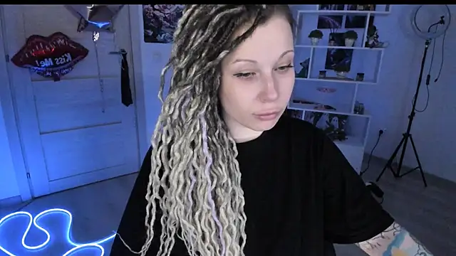 Snapshot of HoneySallyMoore chatting on February 5, 11:20 pm HoneySallyMoore online show from February 5, 11:20 pm