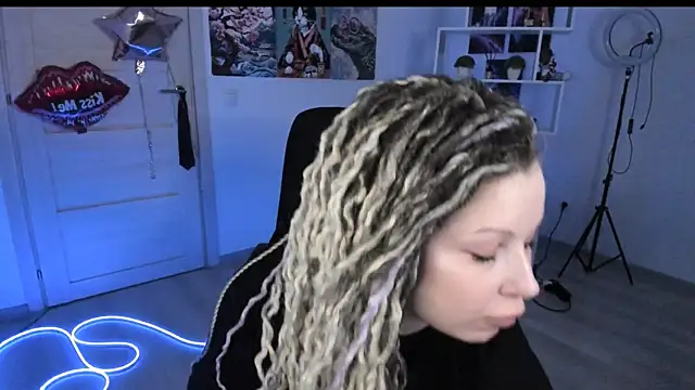 Snapshot of HoneySallyMoore chatting on February 8, 1:58 pm HoneySallyMoore online show from February 8, 1:58 pm