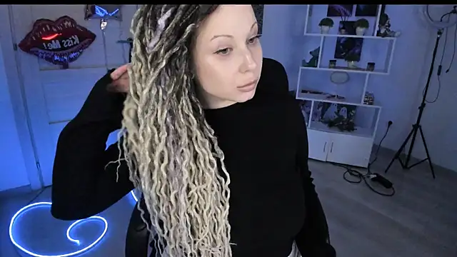 Snapshot of HoneySallyMoore chatting on February 13, 2:24 pm HoneySallyMoore online show from February 13, 2:24 pm