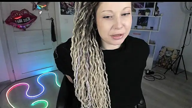 Snapshot of HoneySallyMoore chatting on March 1, 4:53 pm HoneySallyMoore online show from March 1, 4:53 pm