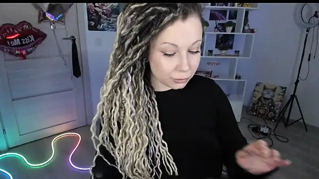 Snapshot of HoneySallyMoore chatting on March 12, 1:23 am HoneySallyMoore online show from March 12, 1:23 am