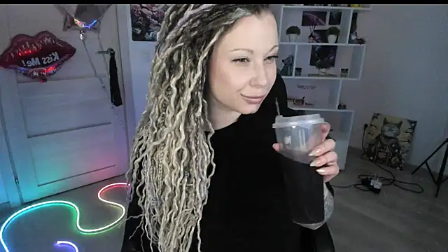 Snapshot of HoneySallyMoore chatting on March 20, 4:34 pm HoneySallyMoore online show from March 20, 4:34 pm