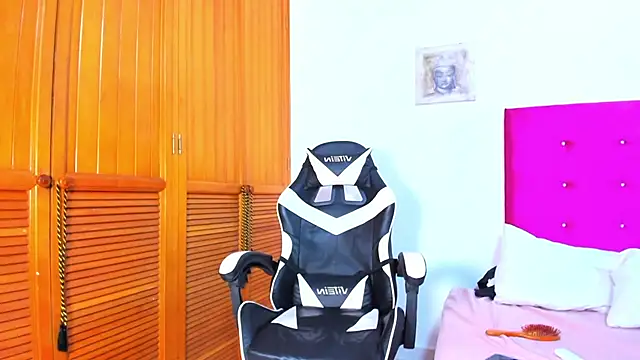 Snapshot of angel_starxx chatting on February 20, 3:41 pm angel starxx online show from February 20, 3:41 pm