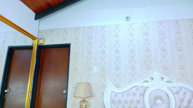 Snapshot of TianahGlow chatting on October 28, 8:40 am TianahGlow online show from October 28, 8:40 am