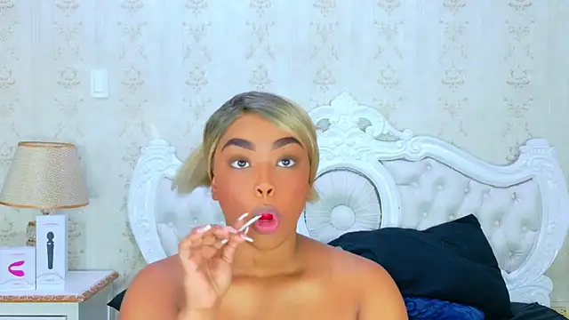 Snapshot of TianahGlow chatting on November 15, 8:38 pm TianahGlow online show from November 15, 8:38 pm