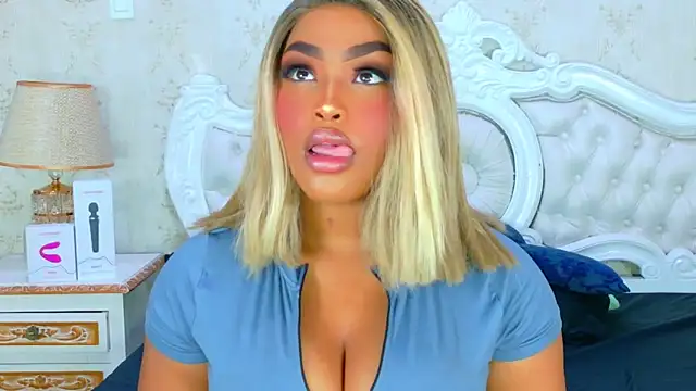 Snapshot of TianahGlow chatting on November 22, 9:03 pm TianahGlow online show from November 22, 9:03 pm