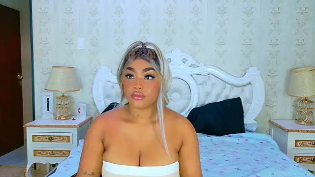 Snapshot of TianahGlow chatting on November 25, 8:42 pm TianahGlow online show from November 25, 8:42 pm