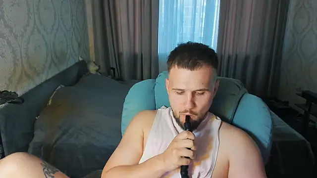 Snapshot of Vladik_b chatting on June 20, 6:22 pm Vladik b online show from June 20, 6:22 pm