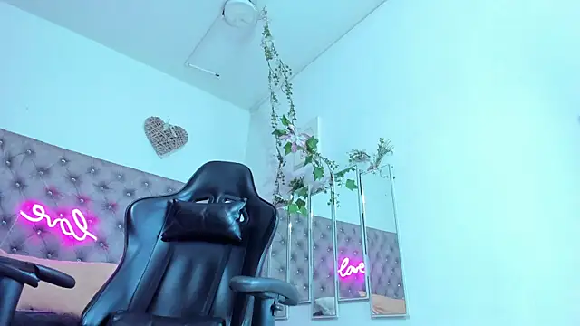 Naomii Viper online show from November 19, 11:10 am