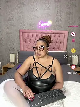 Snapshot of VixenRoyaleX chatting on July 2, 3:56 am VixenRoyaleX online show from July 2, 3:56 am